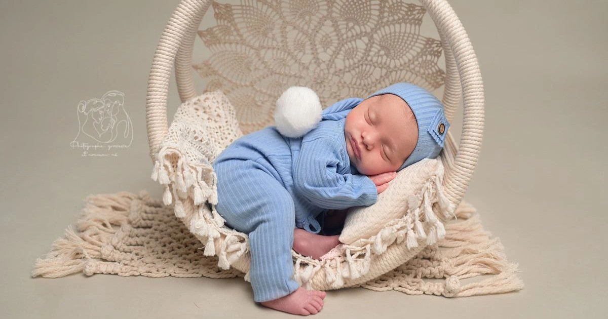 Nouveau-né lors d’une séance photo professionnelle dans le studio Yuliia Sobutska