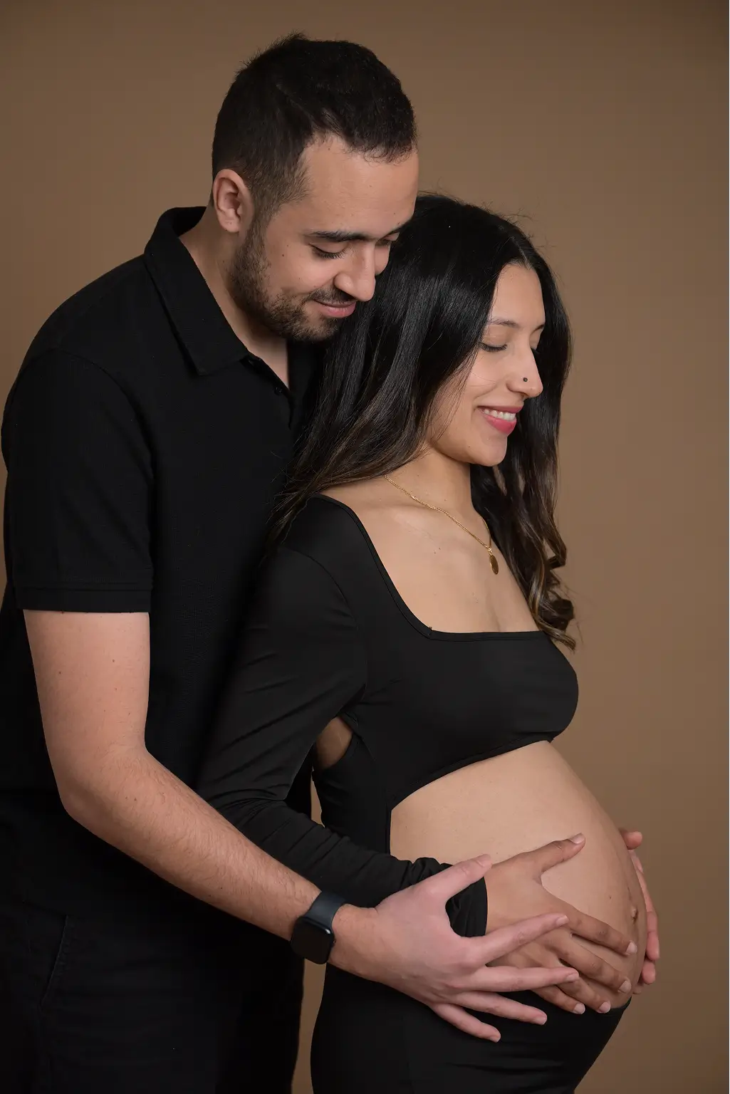 Future maman souriante en fin de séance photo grossesse à Asnières-sur-Seine