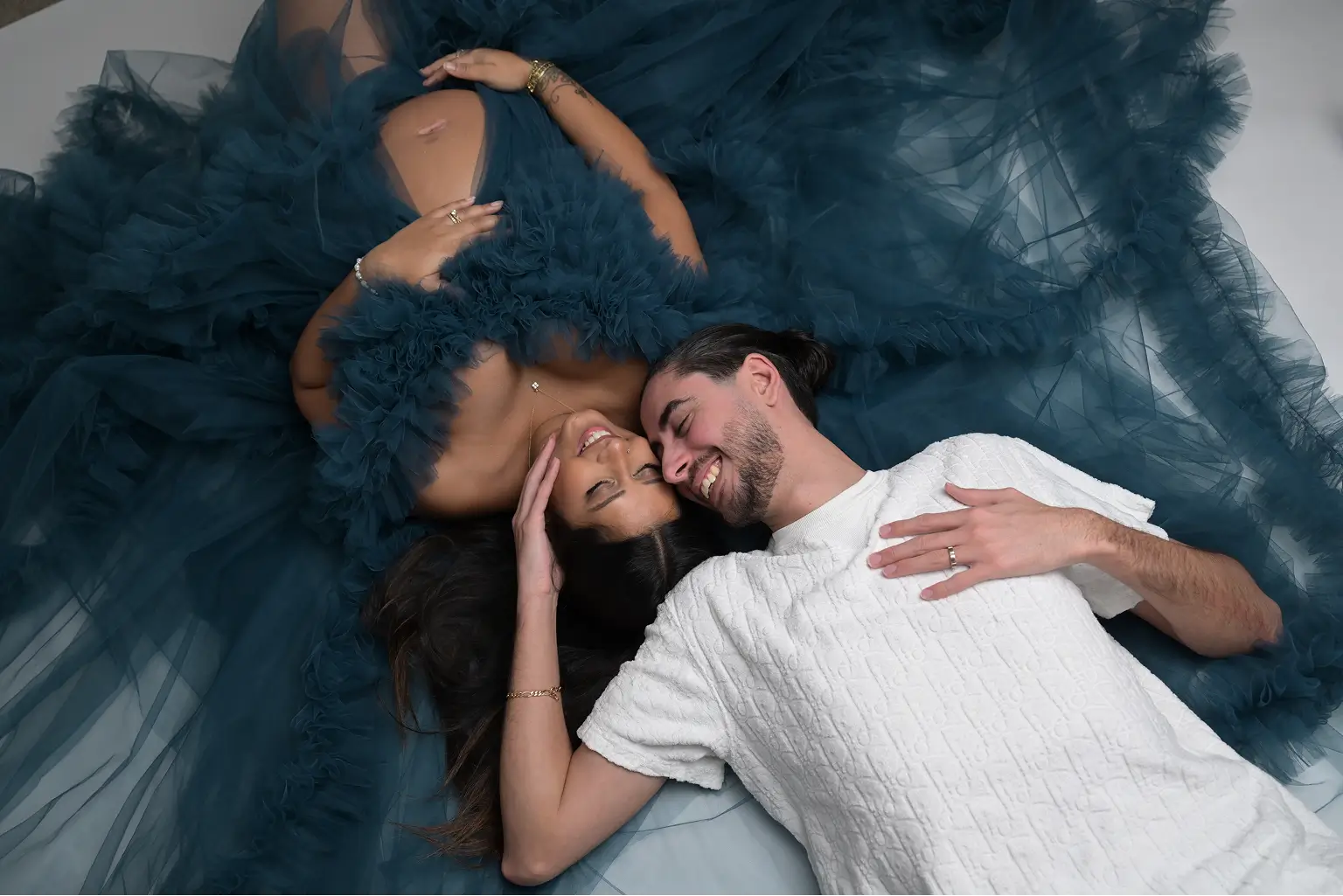 Équipe de photographes féminines lors d'une séance photo grossesse