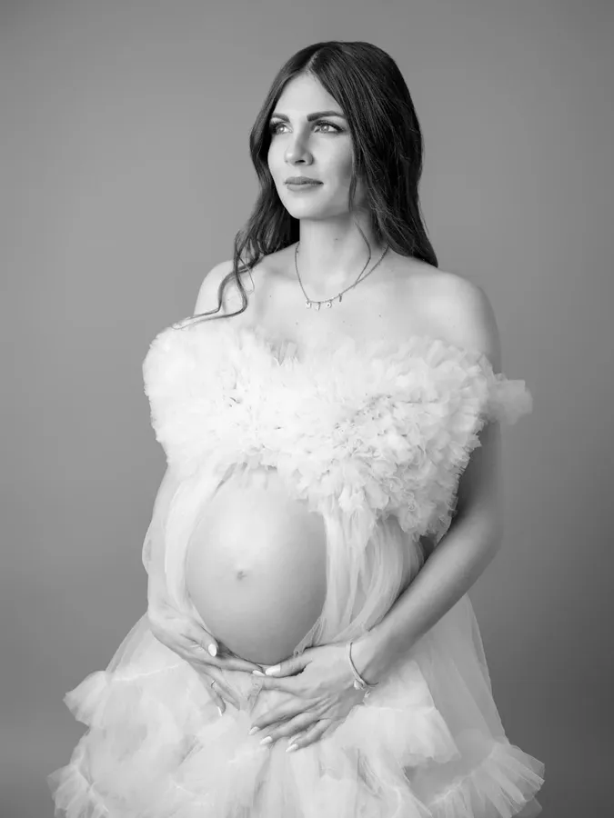 Future maman lors d'une séance photo grossesse au 7e mois, studio Asnières-sur-Seine